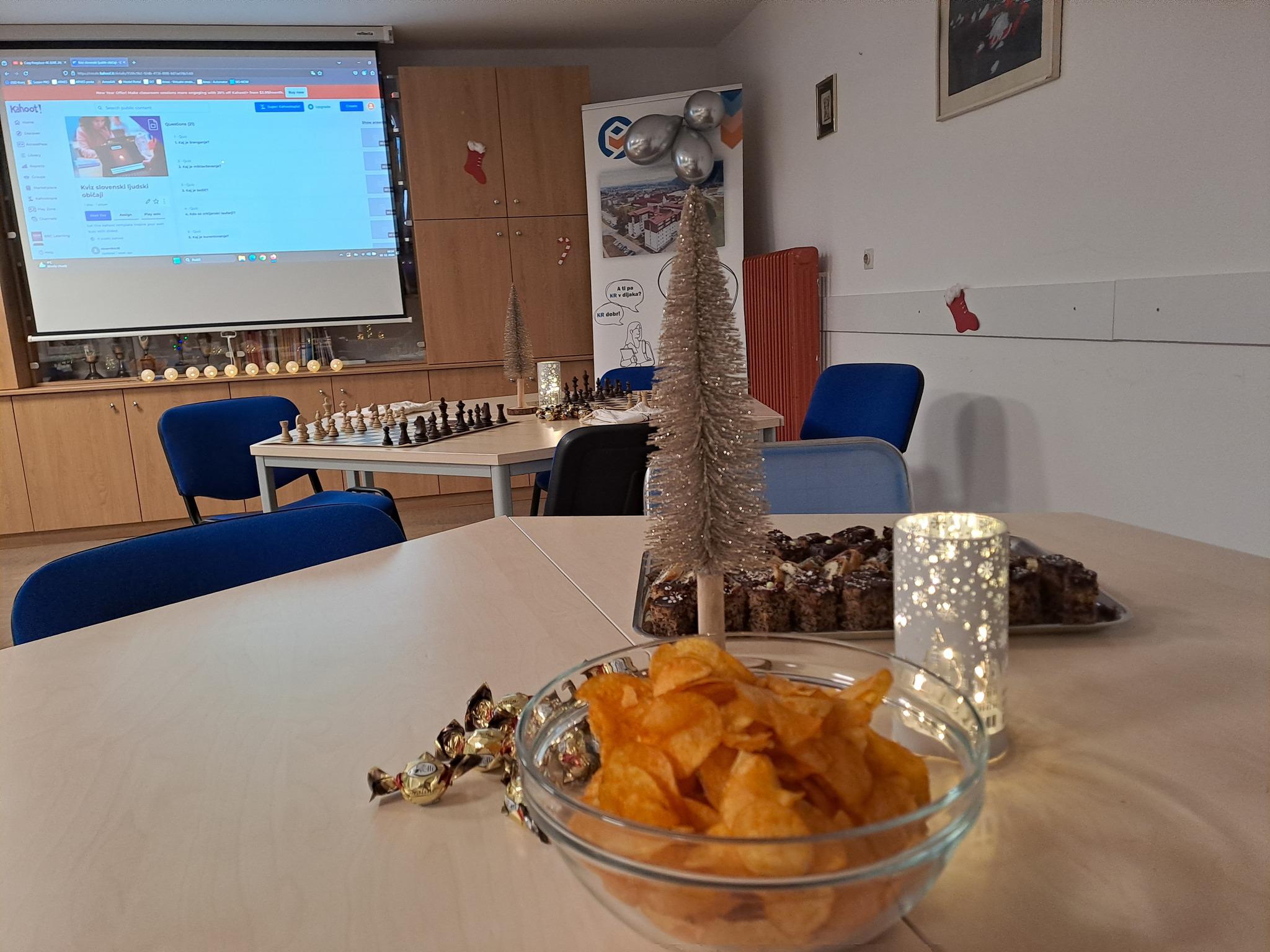 Družabni večer z vročo čokolado in gosti